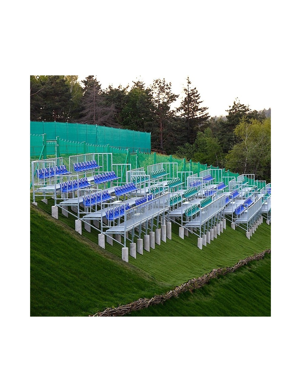 Tribūnos ant šlaito - šlaitinės